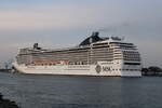 Heckansicht der MSC Poesia am Morgen des 01.06.2025 in Warnemünde.