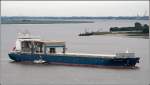Die 2000 gebaute STAR ISOLDANA (IMO 9186235) am 19.07.2008 Weser abwrts fahrend, an der Steuerbordseite vom Lotsenboot KAPITN STOEWAHSE begleitet. Sie ist 198 m lang, 31 m breit und hat eine GT/BRZ von 33448. Heimathafen ist Singapore.