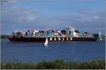 Die HANJIN CAIRO (IMO 9231743) ist auf diesem Foto aus dem Jahr 2003 Elbe abwrts unterwegs. Zwischenzeitlich trug sie die Namen MSC VENEZIA, HANJIN VENEZIA und COSCO BUSAN. Heute fhrt sie unter dem Namen HANJIN VENEZIA. Sie ist 275 m lang, 40 m breit, hat eine GT von 65.131, eine DWT von 68.086 t und eine Kapazitt von 5.447 TEU. 