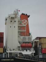 Schornsteinmarke der HANJIN CHONGQING (IMO 9347449) am 7.2.2012, Hamburg, Elbe, einlaufend vor dem Bubendeyufer /
Containerschiff / BRZ 74.962 / Lüa 304 m, B 40 m, Tg 14,2 m / TEU 6622, Reefer 600 / 1 Diesel, 68382 kW, 26,5 kn / 2008 bei Hyundai, Ulsan, Südkorea / Flagge: Panama / Besitzer + Manager: Hanjin Shipping /

