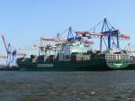 Das EVERGREEN Marine Containerschiff EVER SUPERB, Panama (IMO 9300427) L: 300m, B: 43m, gebaut 2006 bei MITSUBISHI HEAVY INDUSTRIES, KOBE JAPAN liegt zum Entladen auf der Elbe am Burchardkai im