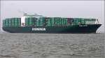 Die 2013 gebaute EVER LIVING (IMO 9629031) passiert am 16.10.2013 Cuxhaven in Richtung Hamburg. Sie ist 335 m lang, 46 m breit, hat eine GT/BRZ von 100.254, eine DWT von 104.409 t und eine Kapazitt von 8.488 TEU. Heimathafen ist Singapore.