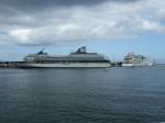 Die  Celebrity Century  (links an Pier 8) am 11.08.08 zusammen mit der  AIDAbella  (rechts an Pier 7) am Warnemünder Cruise Center.