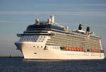 Die Celebrity Silhouette der Reederei Celebrity Cruises auf ihrem Seeweg von Nynashamn nach Southampton beim Einlaufen in Warnemünde am 30.05.2019 gegen 06:05 Uhr