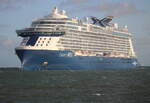 Die 306 Meter lange Celebrity Apex der Reederei Celebrity Cruises auf dem Seeweg von Amsterdam nach Helsinki beim Einlaufen am Morgen des 10.07.2022 in Warnemünde.