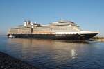 Welch ein schnes Schiff. Bereits in der Nacht hatte sich die Eurodam im Warnemnder Hafen einplatziert. Die Eleganz dieses 285m - Pottes ist wirklich schon sprichwrtlich. 2008 gebaut fhrt sie unter hollndischer Flagge