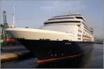 Die 1994 gebaute RYNDAM (IMO 8919269) der Holland America Line liegt am 13.10.2011 in Casablanca. Sie ist 219 m lang, 31 m breit, hat eine GT von 55.819 und eine DWT von 7.447 t. Die RYNDAM kann 1.260 Passagiere und 580 Besatzungsmitglieder aufnehmen. Heimathafen ist Rotterdam (Niederlande).
