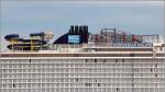 Die brandneue NORWEGIAN ESCAPE (IMO 9677076) ist wie ein Hochhaus mit Spielplatz auf dem Dach. Im Aqua Park stehten u.a. vier mehrstöckige Wasserrutschen, die teilweise über die Bordwand hinausführen, zur Verfügung. Daneben gibt es einen Hochseilgarten. Bremerhaven, 05.10.2015.