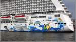 Die Rumpfbemalung der NORWEGIAN ESCAPE (IMO 9677076) wurde vom Künstler Guy Harvey entworfen. Hier ist die Heckmalung an der Backbordseite zu sehen. Bremerhaven, 05.10.2015.