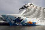 Die Rumpfbemalung der NORWEGIAN ESCAPE (IMO 9677076) wurde vom Künstler Guy Harvey entworfen. Hier ist die backbordseitige Bemalung am Bug zu sehen. Bremerhaven, 05.10.2015.