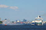 Die Norwegian Jade IMO-Nummer:9304057 Flagge:Bahamas Länge:294.0m Breite:32.0m Baujahr:2006 Bauwerft:Meyer Werft,Papenburg Deutschland auslaufend nach Erstanlauf aus Hamburg am 04.06.17