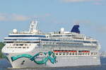 Die Norwegian Jade IMO-Nummer:9304057 Flagge:Bahamas Länge:294.0m Breite:32.0m Baujahr:2006 Bauwerft:Meyer Werft,Papenburg Deutschland auslaufend nach Erstanlauf aus Hamburg passiert den Rüschpark Finkenwerder am 04.06.17