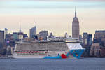 Die  Norwegian Breakaway  am 25.11.2017 vor der Kulisse Manhattans mit dem Empire State Building.