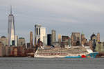 Die  Norwegian Breakaway  passiert am 25.11.2017 die Südspitze Manhattans mit dem World Trade Center.