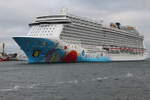 Die Norwegian Breakaway der Reederei Norwegian Cruise Line auf ihrem Seeweg von Kopenhagen nach Tallinn beim Einlaufen in Warnemünde.14.07.2018