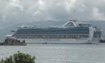 Das neuntgrößte Kreuzfahrtschiff CROWN PRINCESS im Hafen von Gibraltar nach dem Wendemanöver zur Ausfahrt aus dem Hafen am 10.05.2010 beobachtet.