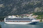 Die Crown Princess (Princess Cruises) läuft am 16.05.2018 in den Hafen Kontor in Montenegro ein.