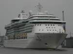  Jewel of the Seas  beim verlassen des Hamburger Hafens.
Leider spielte das Wetter an diesem Tag nicht wirklich mit.

Gemacht wurde das Foto von einer Hamburger Hafenfhren.
Aufgenommen im Mai 2007