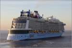 Die 2014 auf der Meyer Werft in Papenburg gebaute QUANTUM OF THE SEAS (IMO 9549463) verlässt nach der Übergabe des Schiffes von der Werft an die Reederei Bremerhaven und nimmt mit einem Zwischenstopp in Southampton Kurs auf New York. Sie ist 348 m lang, 41,4 m breit, hat eine GT/BRZ von 167.800 und bietet in mehr als 2.000 Kabinen 4.180 Passagieren Platz. Die Maschinenleistung beträgt 67.200 kw und ermöglicht eine Geschwindigkeit von 22 kn. Heimathafen ist Nassau (Bahamas). 28.10.2014