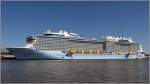 Die 2015 gebaute ANTHEM OF THE SEAS (IMO 9656101) liegt zur Ausrüstung an der Columbuskaje in Bremerhaven. Sie ist 348 m lang, 41 m breit, hat eine GT/BRZ von 158.350 und bietet 4.188 Passagieren Platz. Heimathafen ist Nassau (Bahamas). 06.04.2015