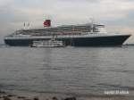 Queen Mary II am 25.08.2006 beim Auslaufen aus Hamburg, hier auf der Elbe Hhe Blankenese.