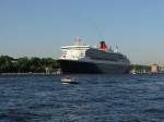 Die Queen Mary 2 verlässt am 08.05.2011 den Hamburger Hafen am Ende der Auslaufparade des Hafengeburtstages.