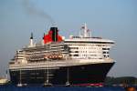 Die Knigin die Queen Mary 2 IMO-Nummer:9241061 Flagge:Grobritannien Lnge:345.0m Breite:41.0m Tonnage:151.400BRZ Geschwindigkeit:30Knoten Besatzung:1254 Passagiere:2620 Kabinenanzahl:1310 Baujahr:2003 Bauwerft:STX France,Nantes Saint-Nazaire Frankreich auslaufend aus Hamburg am 08.05.11 aufgenommen vom Willkommen Hft Schulau Wedel.