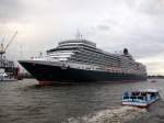 MV QUEEN ELIZABETH umringt von Fahrgastschiffen am 15.07.12 elbaufwrts in Hamburg