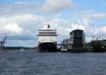 Front/-Bugansicht der Queen Elizabeth am 15.07.2012 im Hamburger Hafen