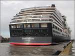Die 2007 gebaute QUEEN VICTORIA (IMO 9320556) luft am 04.10.2010 in die Nordschleuse in Bremerhaven ein. Die QUEEN VICTORIA ist 294 m lang, 32 m breit und bietet 1.980 Passagieren und 981 Besatzungsmitgliedern Platz. Heimathafen ist Hamilton (Bermudas).