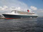Die Queen Mary 2 im Hanburger Hafen mit Polizei Booten daneben.