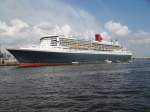 Die Queen Mary 2 im Hanburger Hafen mit Polizei Booten daneben.