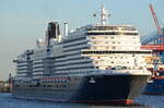 Die QUEEN ANNE IMO:9839399 Flagge:Bermuda Länge:323.0m Breite:40.0m Baujahr:2024 auslaufend aus Hamburg am 09.05.25