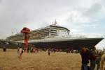 Queen Mary 2 am neuen Cruiseport in Hamburg ( August 2006 )