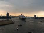 Queen Mary 2,im Hafen Rotterdam Abend 2004.