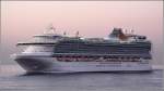 Die 2010 bei Fincantieri (Italien) gebaute AZURA (IMO 9424883) der P&O Cruises luft im Morgenrot des 11.10.2011 Lissabon an. Sie ist 290 m lang, 36 m breit, hat einen Tiefgang von 8 m und eine GT von 115.005. Die AZURA kann 3.096 Passagiere und 1.226 Besatzungsmitglieder an Bord nehmen. Die beiden Diesel leisten 42.000 kw und ermglichen eine Geschwindigkeit von 22 kn. Heimathafen ist Hamilton (Bermuda).