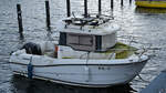 Dieses kleine Motorboot FIL U hatte Anfang April 2024 im Travemünder Yachthafen Rosenhof festgemacht.