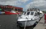 Motorjacht OPAL aus Dsseldorf liegt am Steg der Hansa-Marina im Lbecker Hansahafen....      Aufgenommen: 1.6.2012