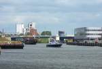 Motorjacht RAIATEA aus den Niederlanden mu im Fahrwasser des Burgtorhafen stoppen, weil die MS ADELE in der Einfahrt zum Wallhafen dreht...Die Kraweel  LISA von LBECK  wartet derweilen im Trave-Fahrwasser auf Brckenffnung...
Aufgenommen: 01.06.2012