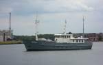 Motorjacht SIRIUS MMSI 244630433 aus Amsterdam, in Warteposition vor der Eric Warburg Brcke...  Aufgenommen: 6.6.2012