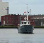 Motorjacht SIRIUS, MMSI= 244630433, aus Amsterdam, Rufzeichen:PB4384, L.= 24m x
6.00m kommt traveaufwrts mit Kurs Lbeck Hansa-Marina... Aufgenommen:6.6.2012