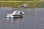 kleines Motorboot am Andershofer Ufer in Stralsund am Strelasund