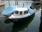 Kleines Motorboot im Lauterbacher Hafen.