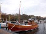 Etwas Ruhiger ist es im Hafen von Kloster/Hiddensee.Hier lag am 30.Oktober 2010 dieses Fischerboot im dortigen Hafen.
