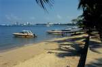 Am Strand von Pattaya in Thailand liegen im November 1990 mehrere Motorboote