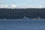 2 unterscchiedlich grosse Yachten in der Discovery Strait bei Campbell River.