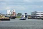 Motorjacht RAIATEA aus den Niederlanden mu im Fahrwasser des Burgtorhafen stoppen, weil die MS ADELE in der Einfahrt zum Wallhafen dreht...Die Kraweel  LISA von LBECK  wartet derweilen im