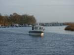 Motorboot unterwegs,am 17.November 2013,auf dem Hafenkanal in Schaprode.