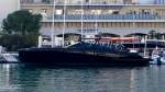 Eine Yacht am 28.10.2013 in schwarz im Hafen von Monte Carlo.