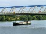 Motorboot mit Kajüte  UNIQUE  auf der Mosel in Lothringen zwischen Metz und Thionville, Brücke der Départementale 60 Uckange-Guénange über die Mosel, 24.07.2015